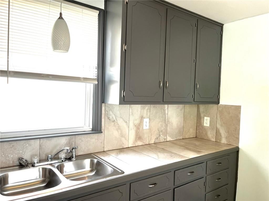 1021 N Poplar Street — photo 12