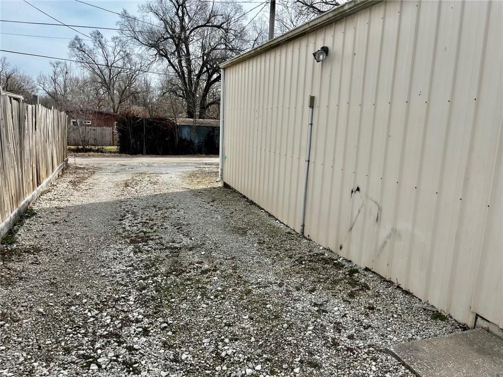 1021 N Poplar Street — photo 25