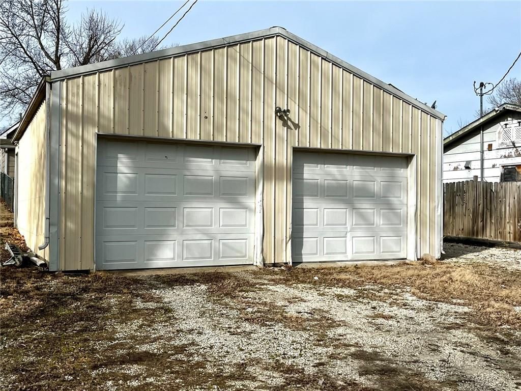 1021 N Poplar Street — photo 27