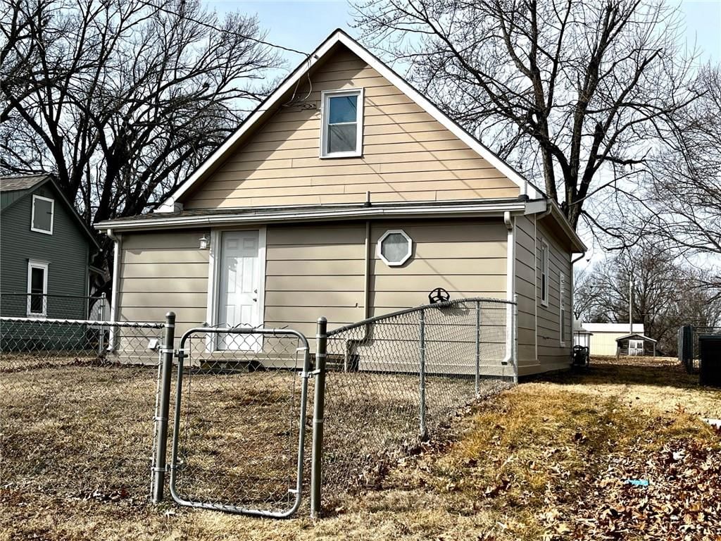 1021 N Poplar Street — photo 28