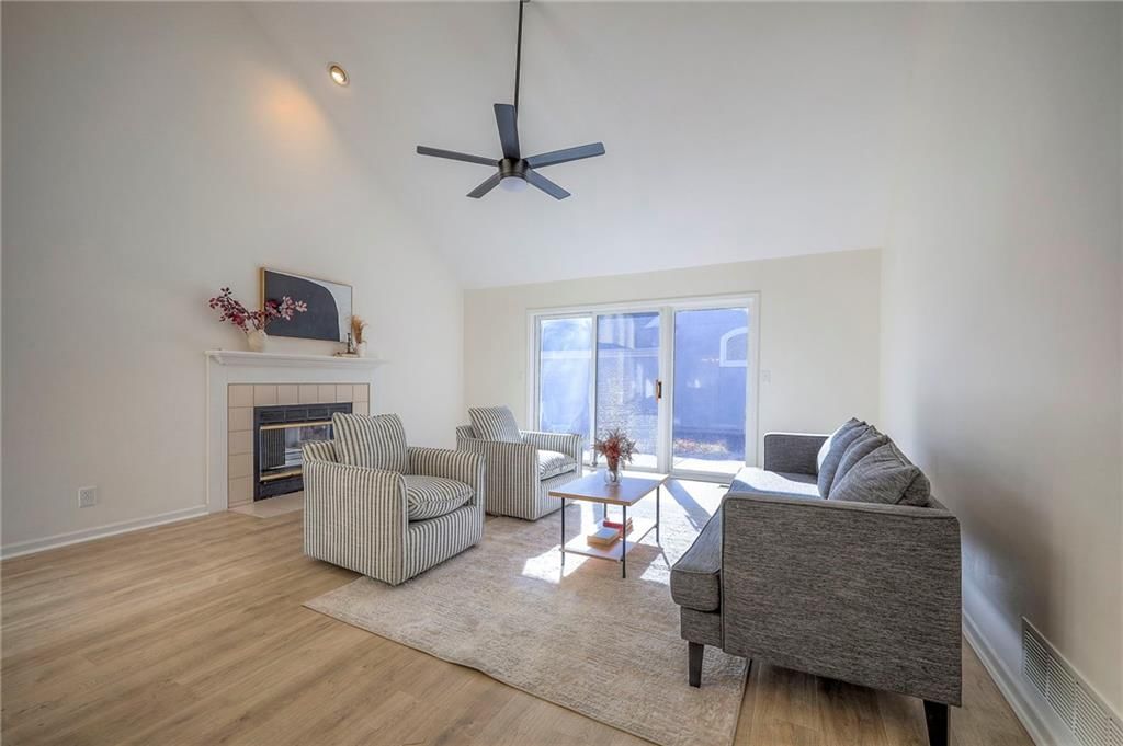 Photo 4 of 36 - 9415 W 122nd Street, Overland Park, KS 66213