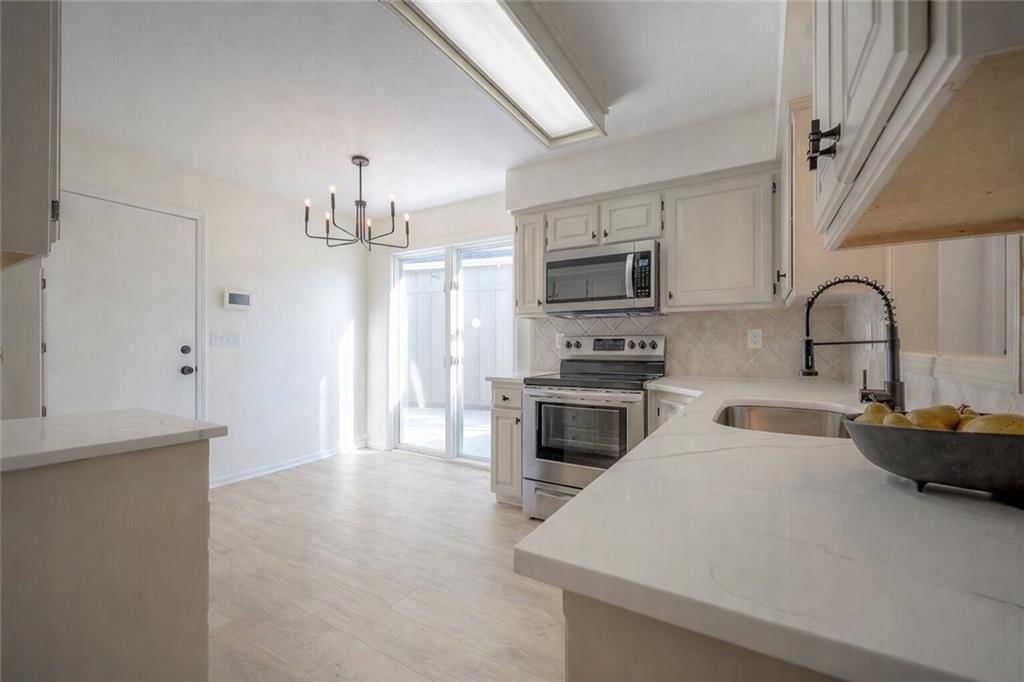 Photo 10 of 36 - 9415 W 122nd Street, Overland Park, KS 66213