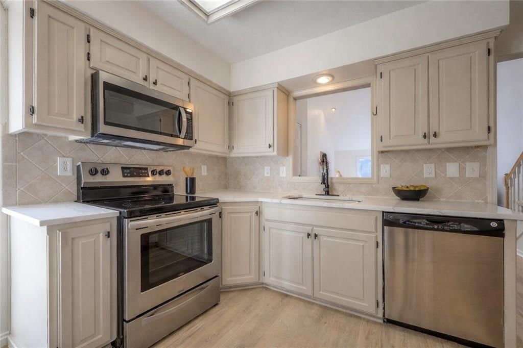 Photo 11 of 36 - 9415 W 122nd Street, Overland Park, KS 66213