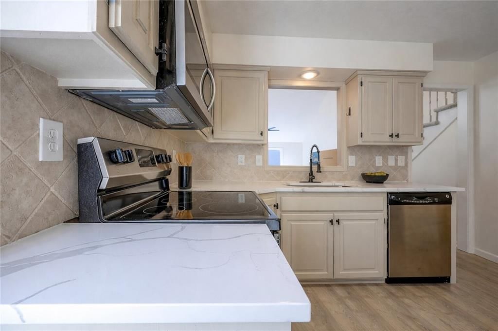 Photo 12 of 36 - 9415 W 122nd Street, Overland Park, KS 66213