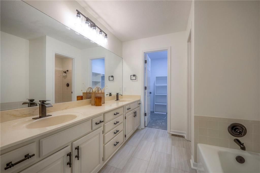 Photo 15 of 36 - 9415 W 122nd Street, Overland Park, KS 66213