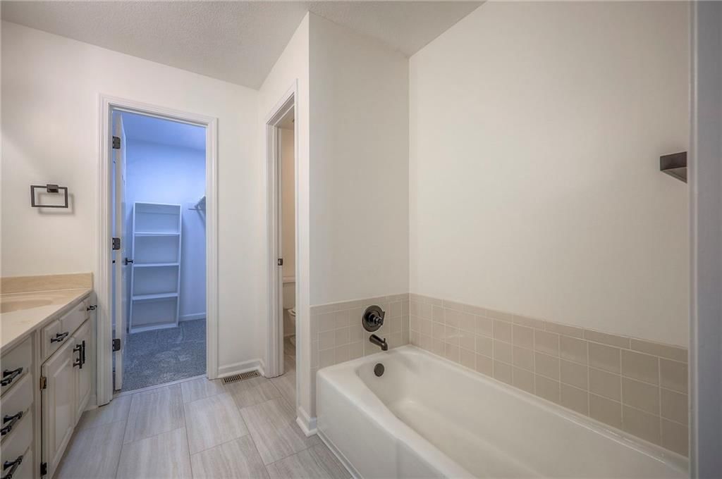 Photo 16 of 36 - 9415 W 122nd Street, Overland Park, KS 66213