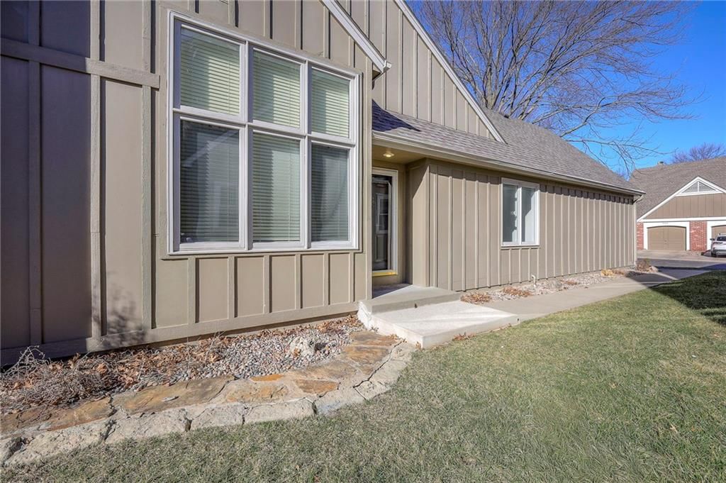 Photo 33 of 36 - 9415 W 122nd Street, Overland Park, KS 66213