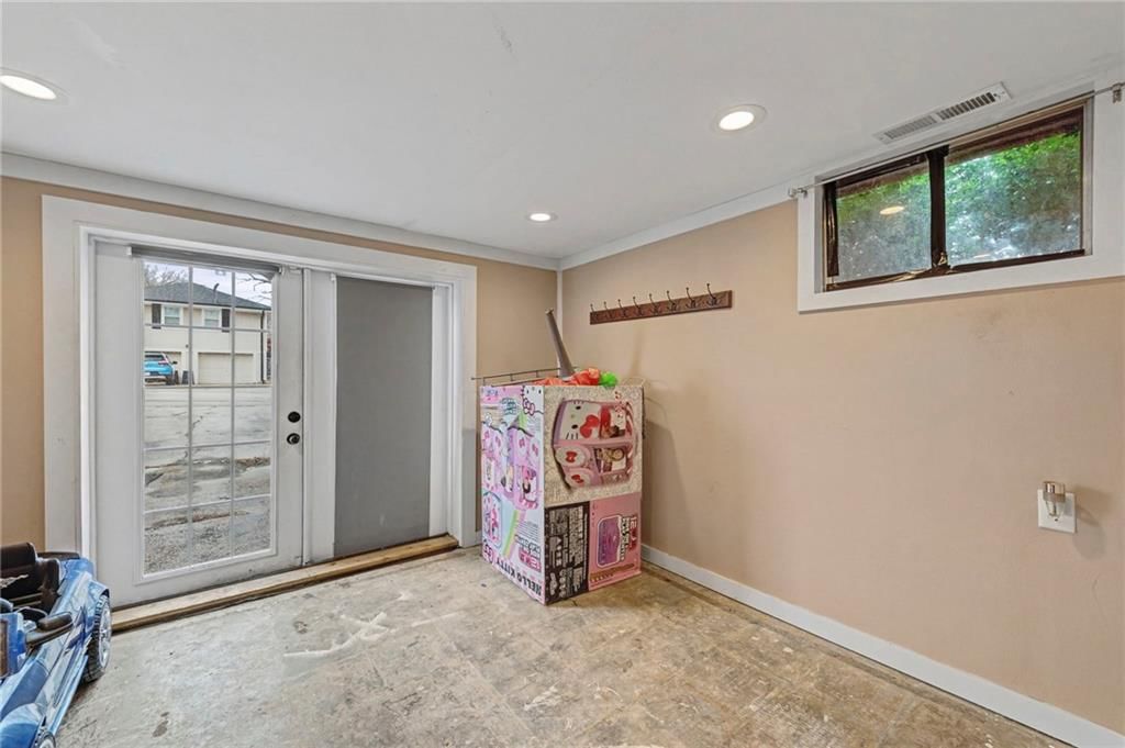 418 W Moss Street — photo 27