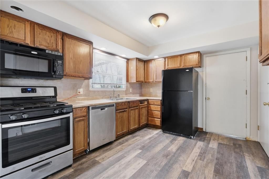 8431 DOUGLAS Avenue — photo 10