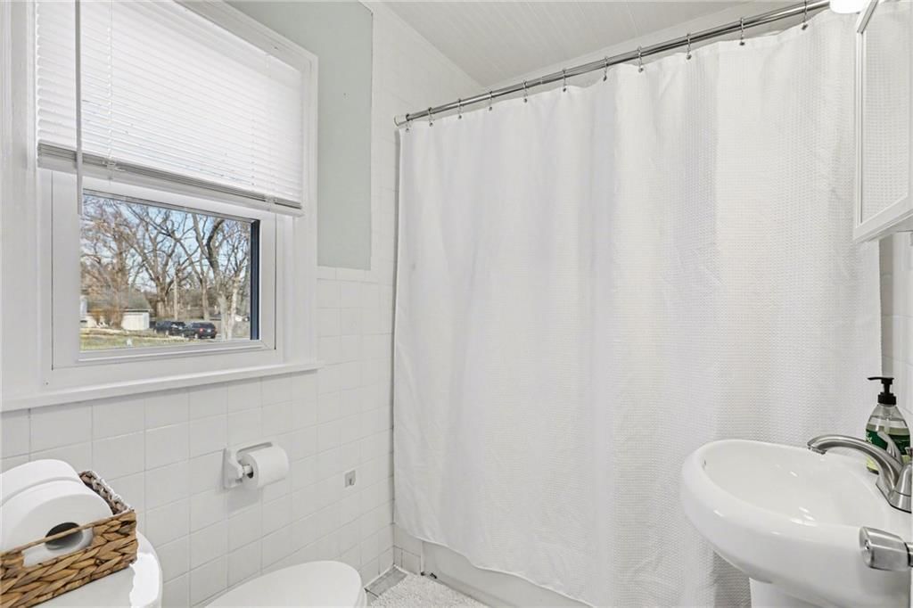 921 MANOR Road — photo 17