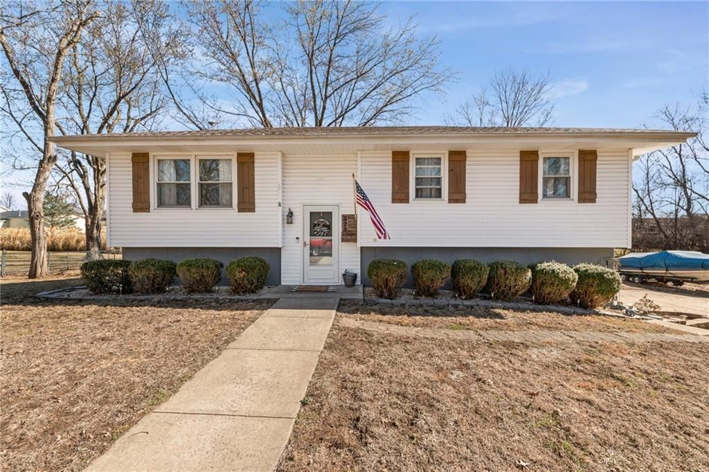 325 Matthews Lane — photo 1