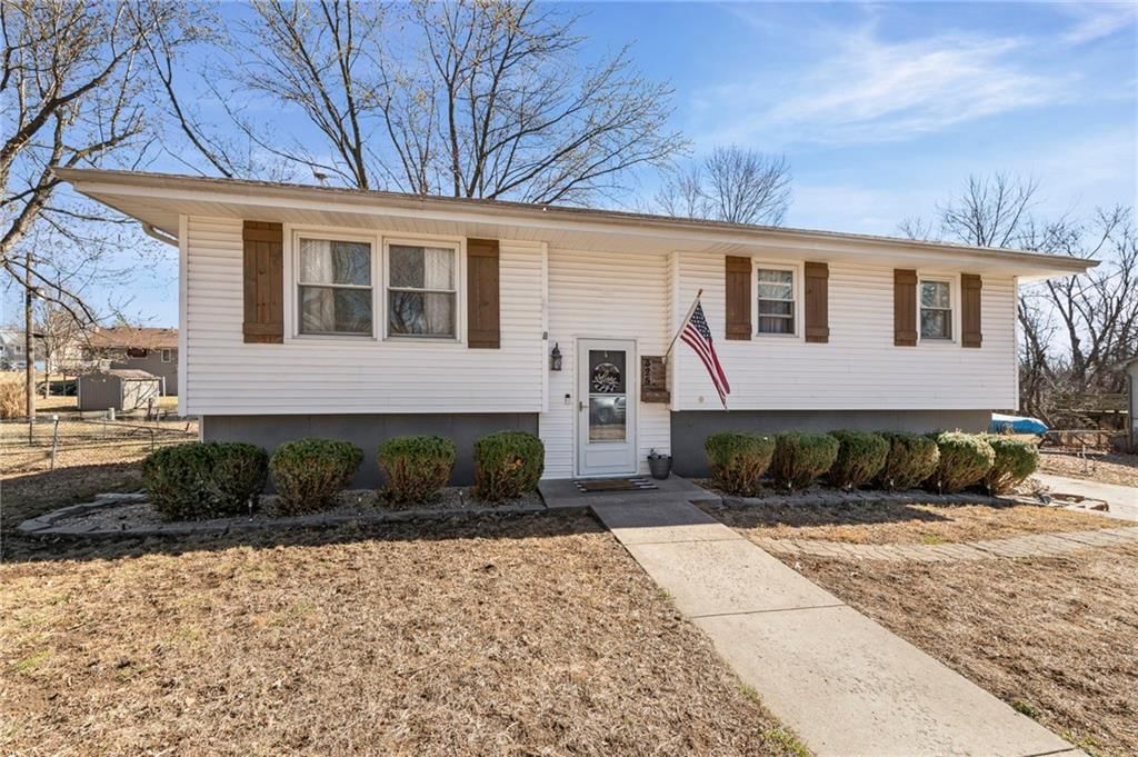 325 Matthews Lane — photo 2