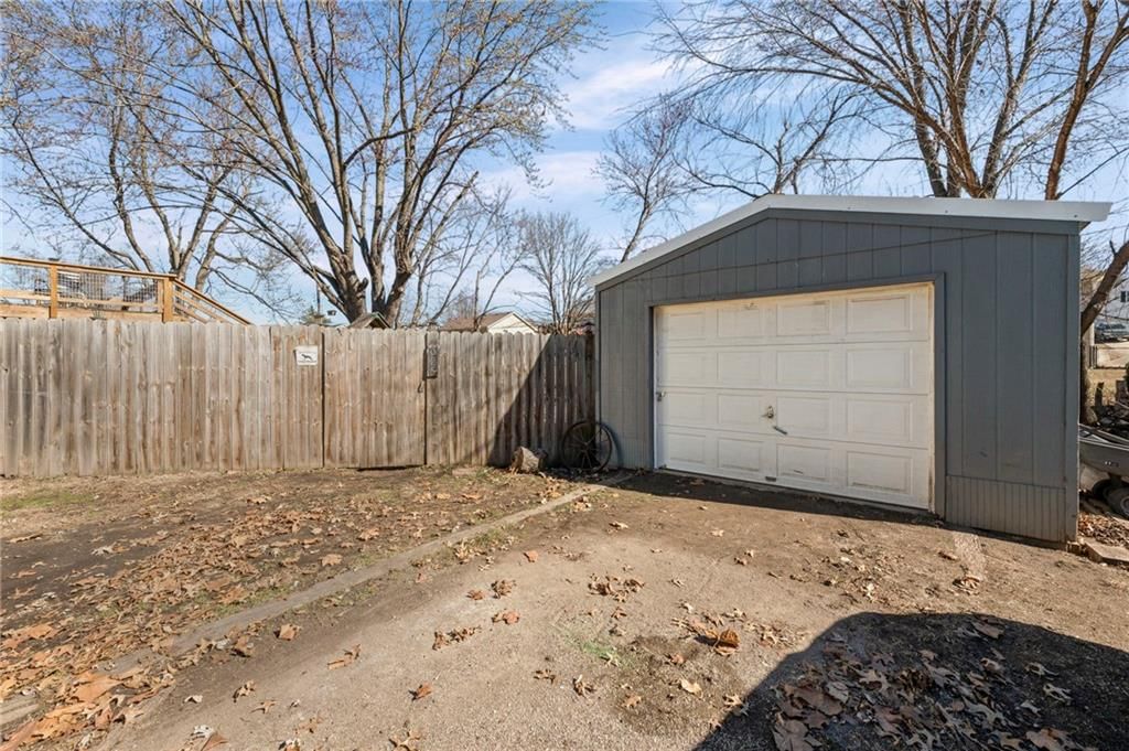 325 Matthews Lane — photo 35