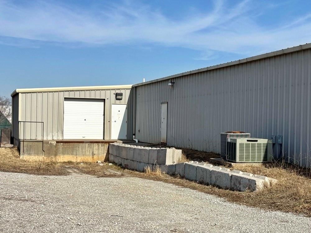 205 1/2 W 54 Highway — photo 31