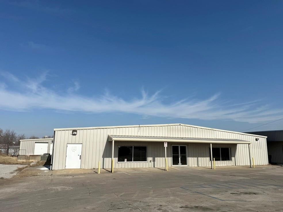 205 1/2 W 54 Highway — photo 32
