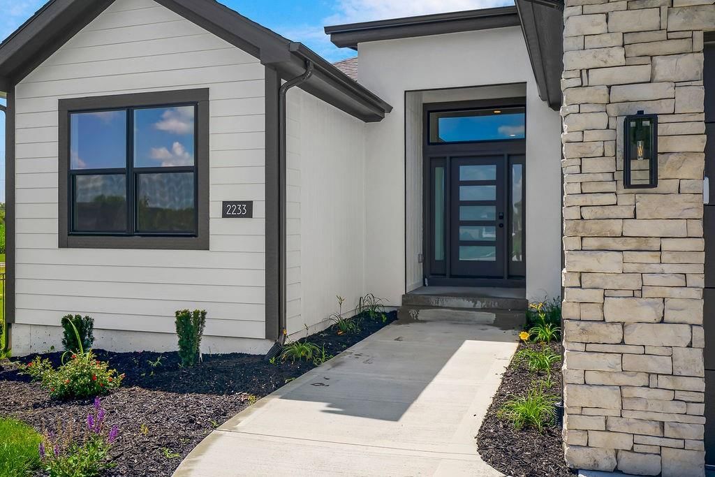 2233 SW Heartland Court — photo 2