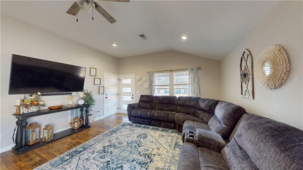 325 E Dryden Street — photo 3