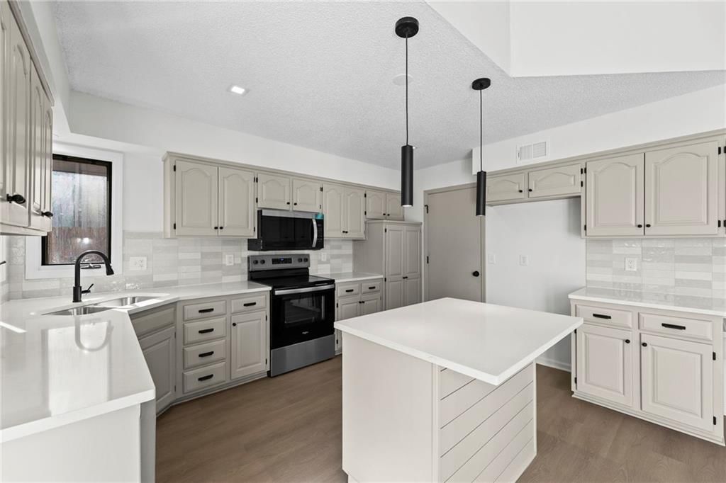 11405 S Hunter Drive — photo 13