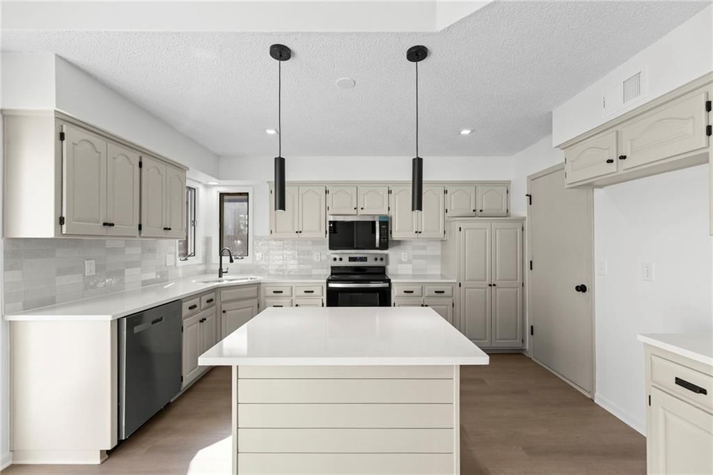 11405 S Hunter Drive — photo 14