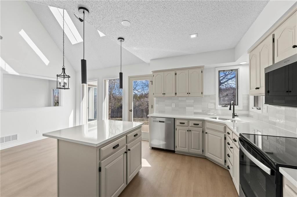 11405 S Hunter Drive — photo 15