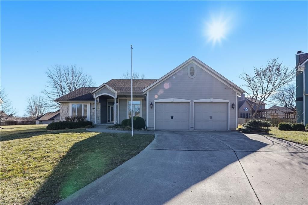 4240 SW Clipper Court, Lee's Summit, MO