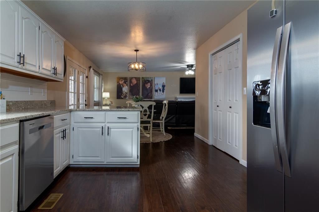 1420 W Oak Terrace — photo 14