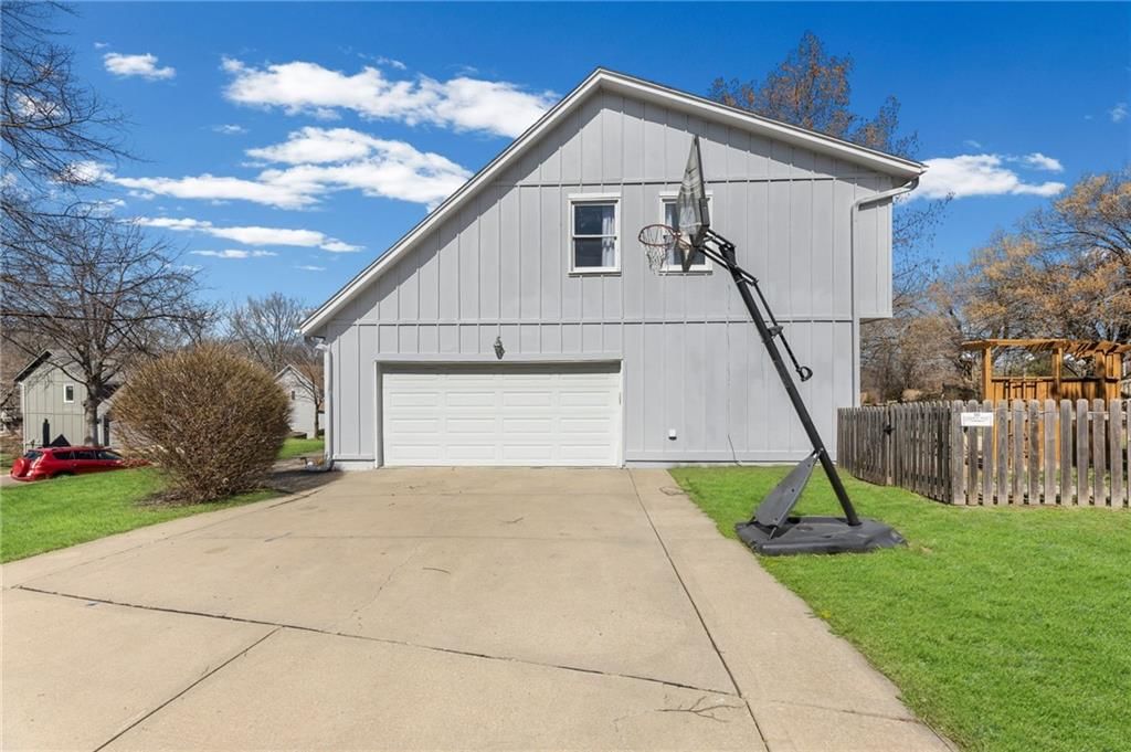 15611 Maple Street — photo 2