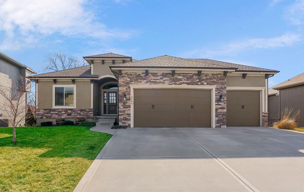4244 Stoney Brook Drive, Lee's Summit, MO