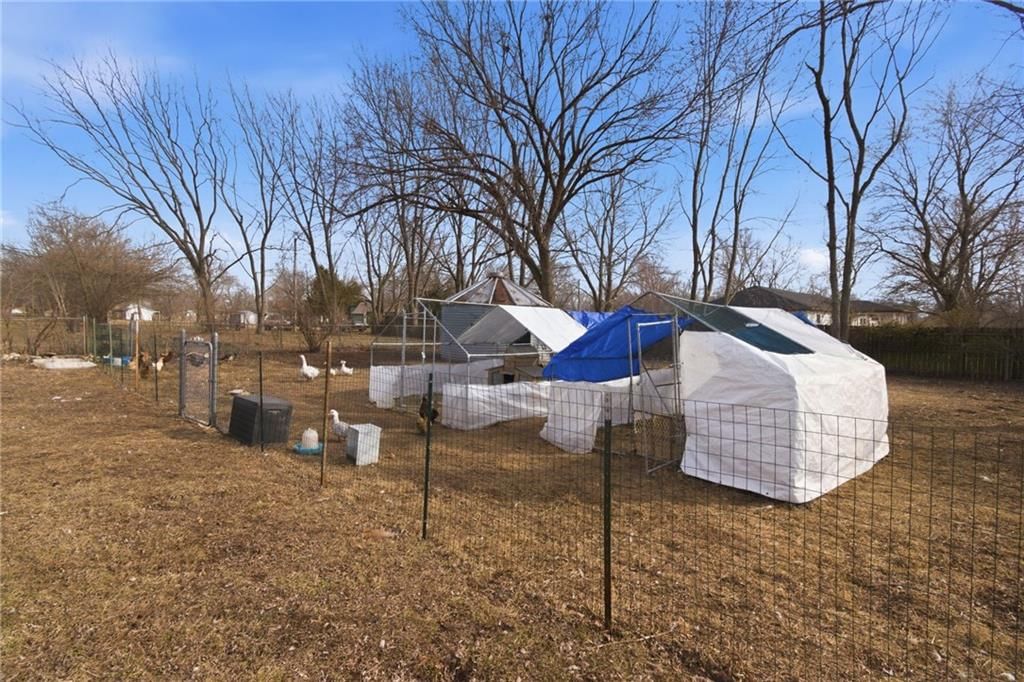 210 W Spruce Street — photo 28