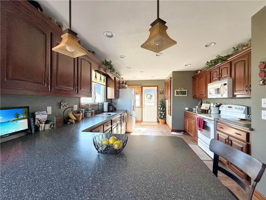 300 E 2nd Street — photo 17