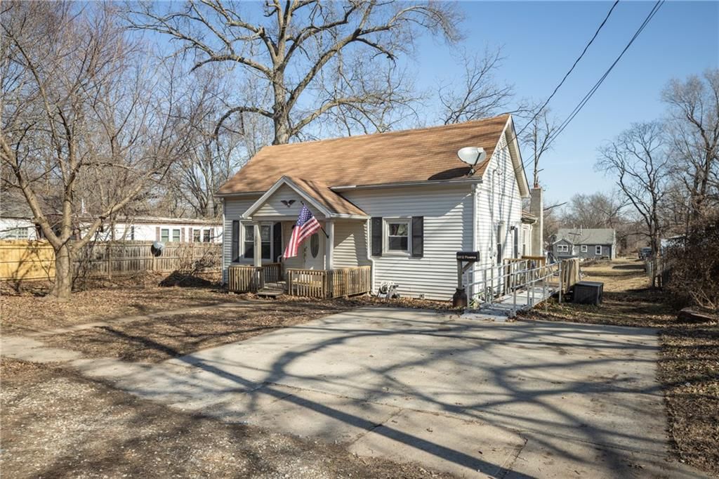 300 E Florence Street — photo 3