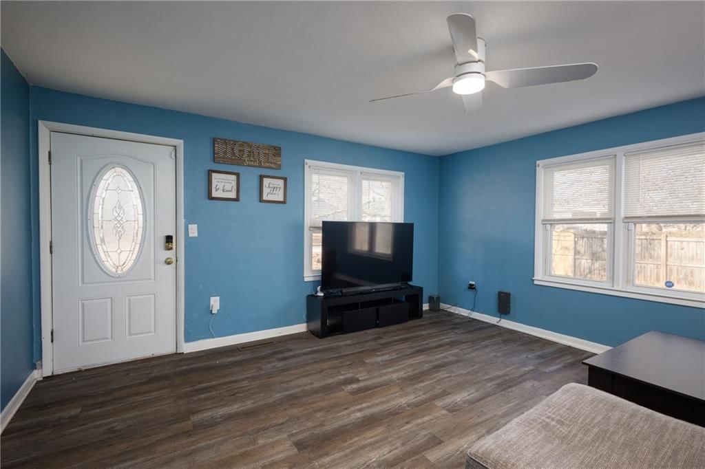 300 E Florence Street — photo 8