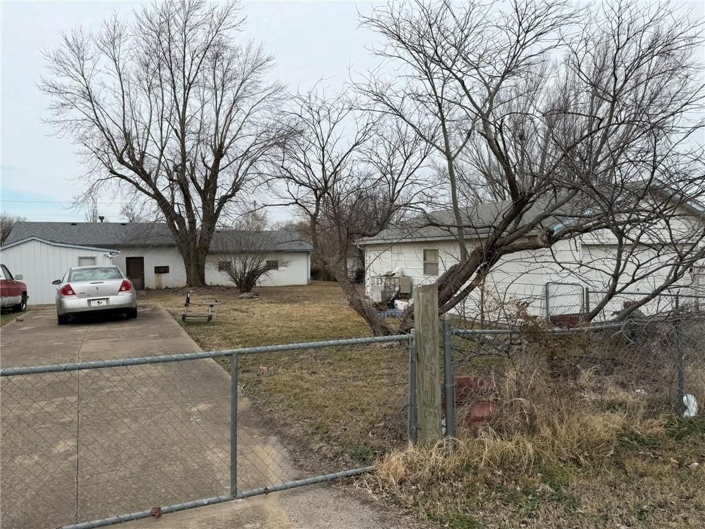 1407 S Rex Avenue — photo 2