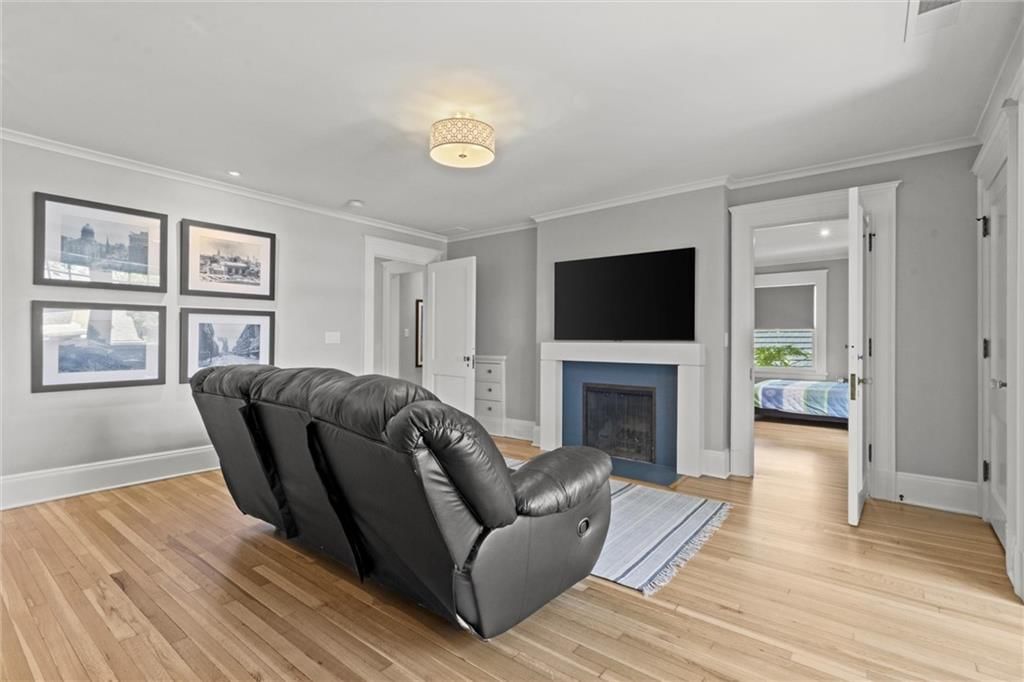 4525 Kenwood Avenue — photo 50
