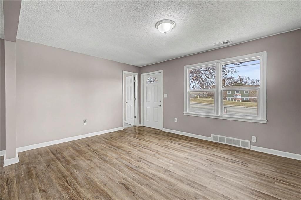 5800 N Antioch Road — photo 2
