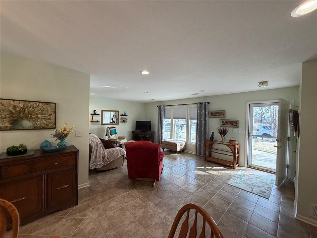 314 Lakeview Drive — photo 4