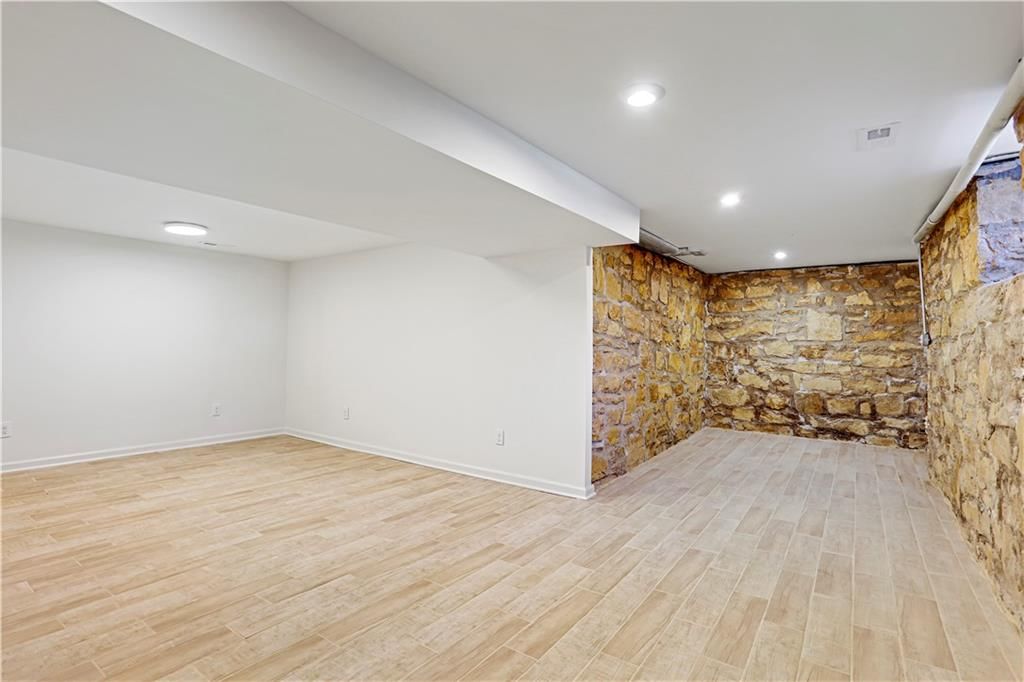 5833 Woodward Street — photo 24