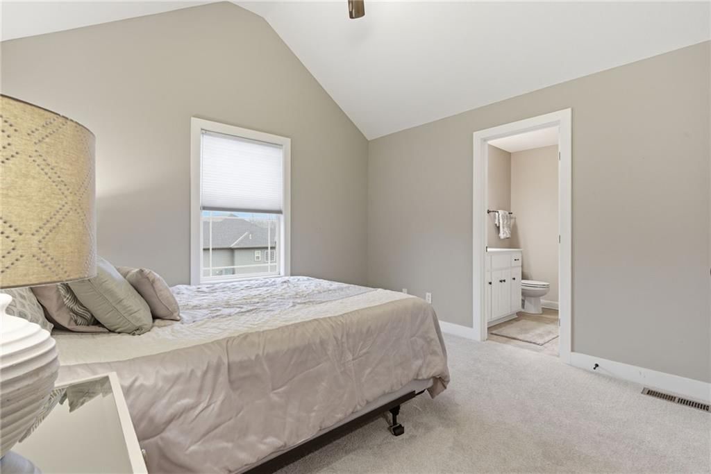 11201 N Wabash Avenue — photo 32