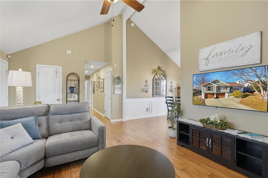 6816 N Corrington Avenue — photo 4