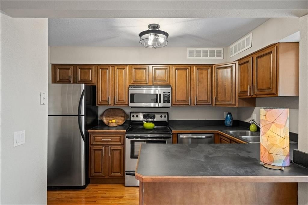 4056 Warwick Boulevard — photo 8