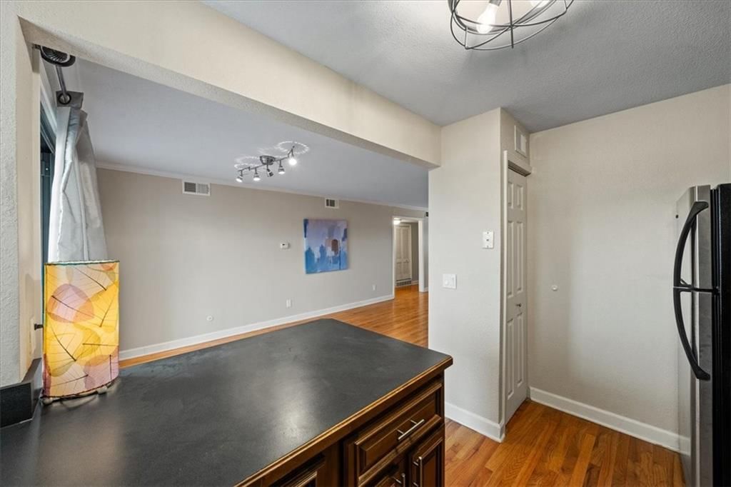 4056 Warwick Boulevard — photo 10