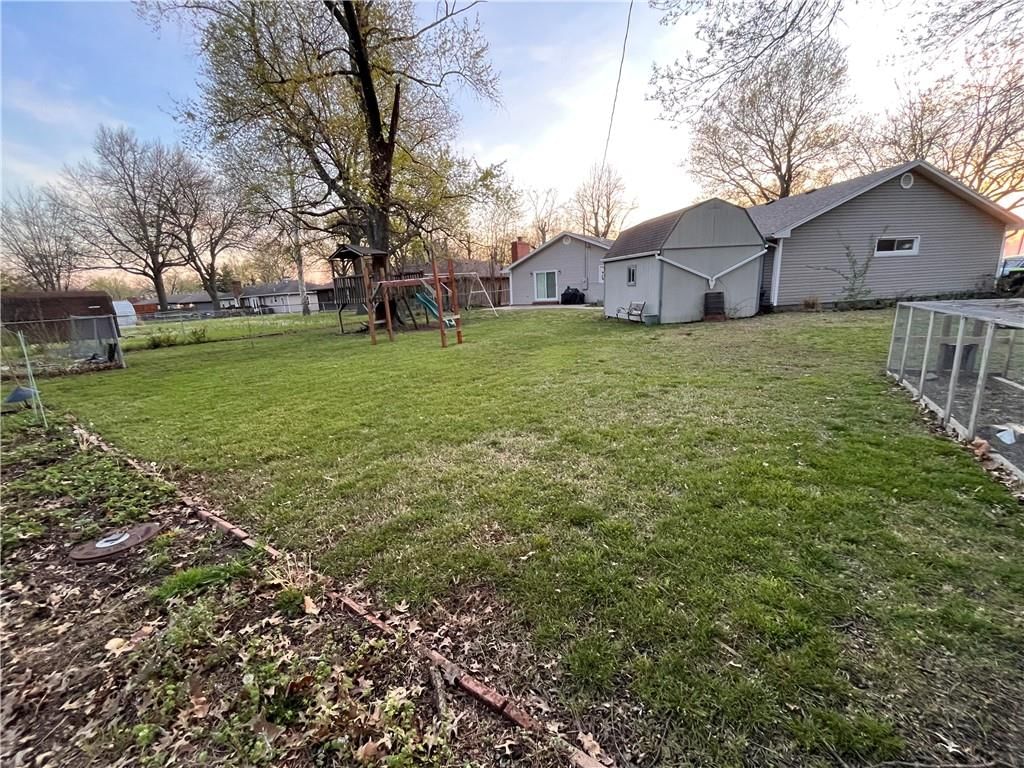 734 N Leonard Street — photo 15