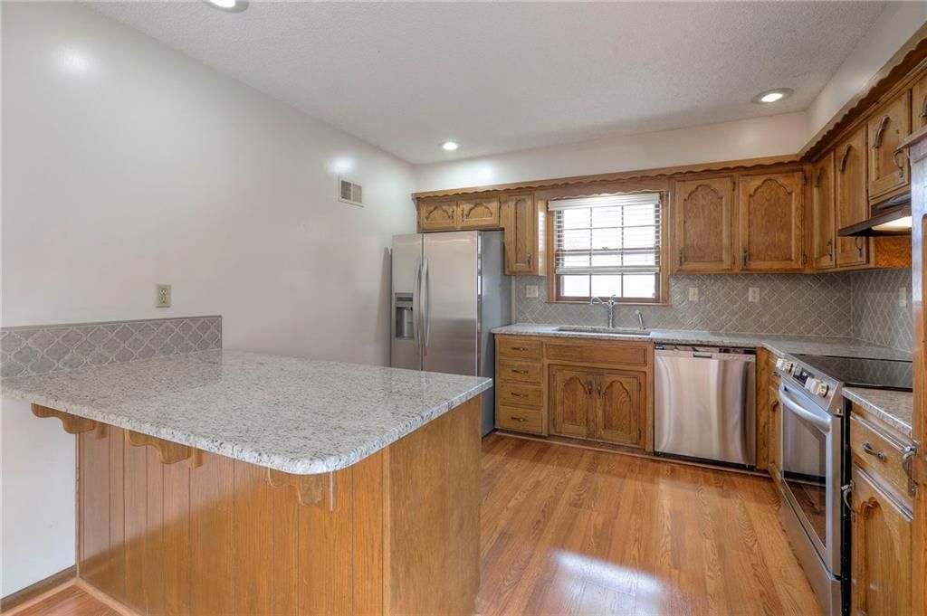 1202 W Elm Street — photo 10