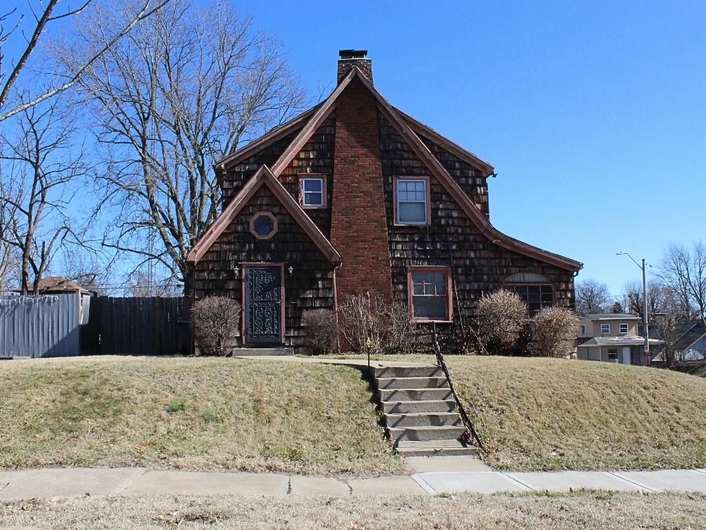 2247 Van Brunt Boulevard — photo 2
