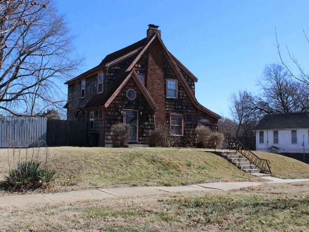 2247 Van Brunt Boulevard — photo 3