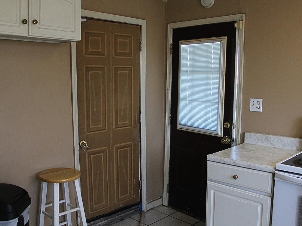 2247 Van Brunt Boulevard — photo 14