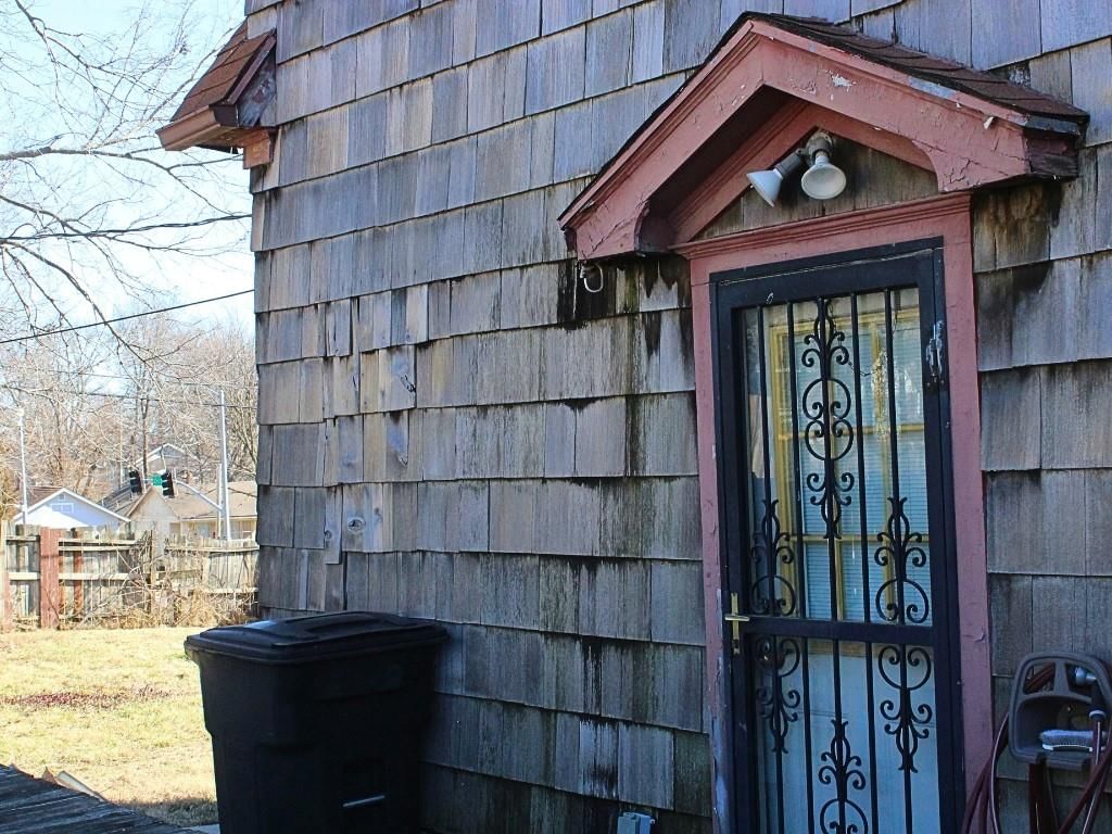 2247 Van Brunt Boulevard — photo 23