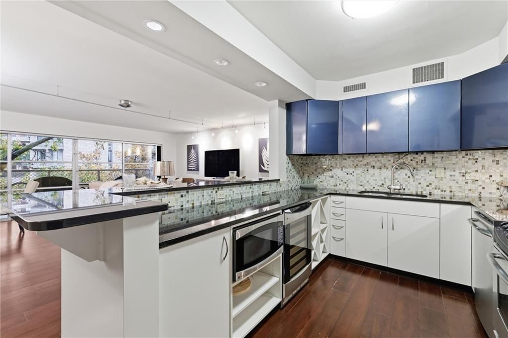 310 W 49th Street — photo 9