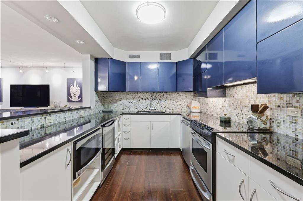 310 W 49th Street — photo 11