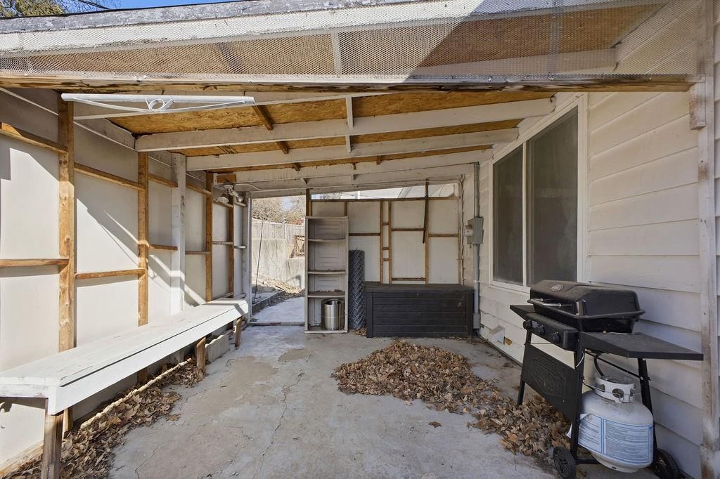 2610 Parallel Avenue — photo 32
